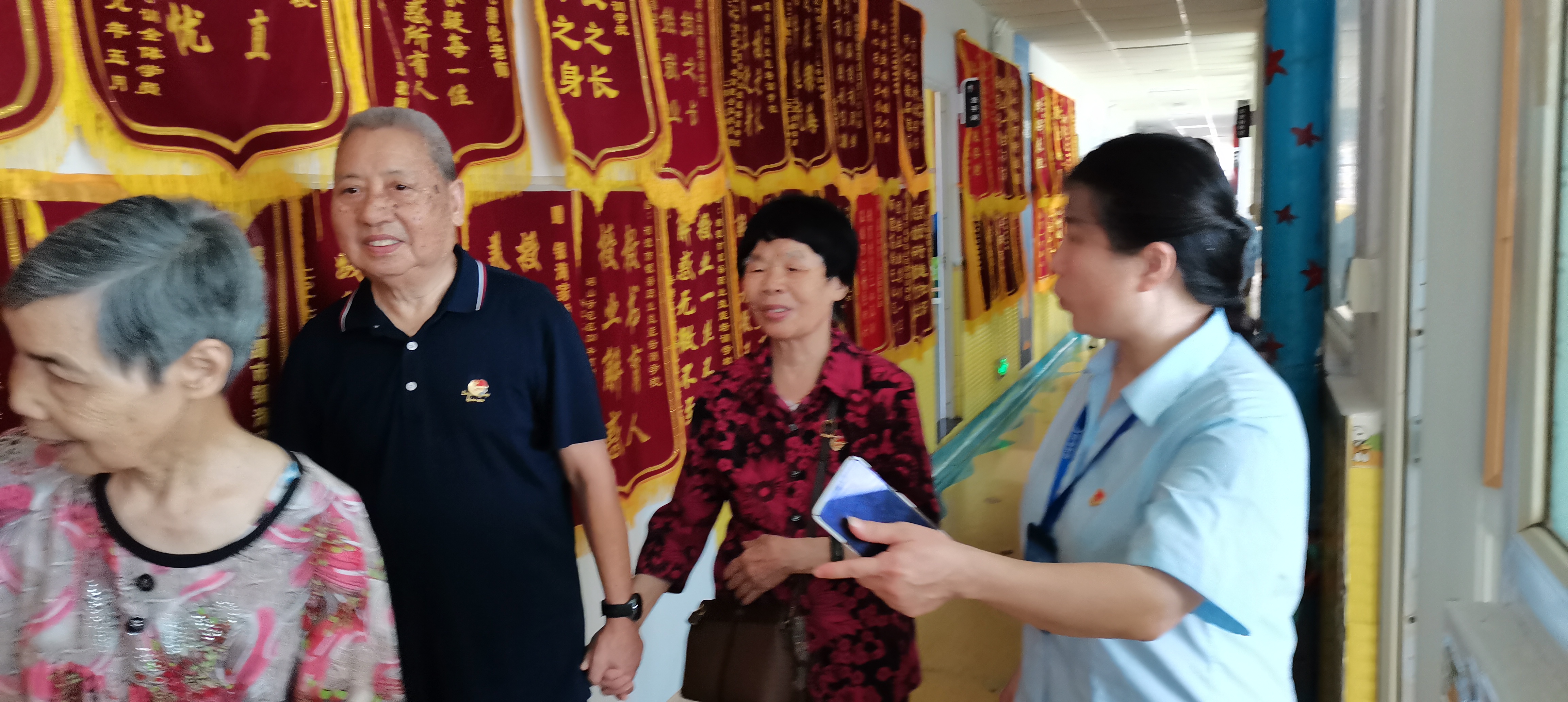 �q�轻党员接老党员参观银���培训学�? width=