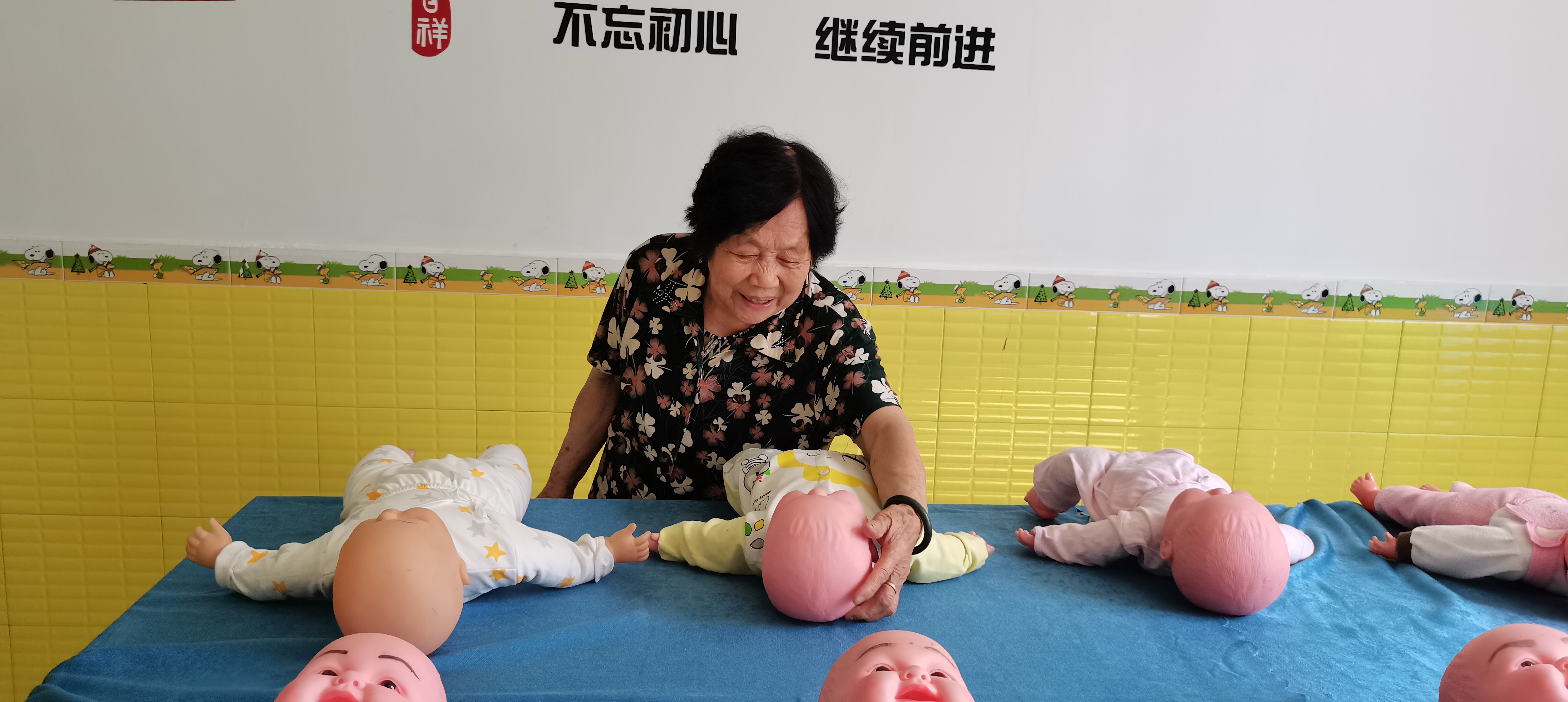 �q�轻党员接老党员参观银���培训学�? width=