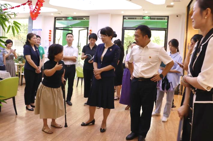 湖南省婦聯(lián)領導一行調(diào)研銀海倆寶貝窯灣長者之家