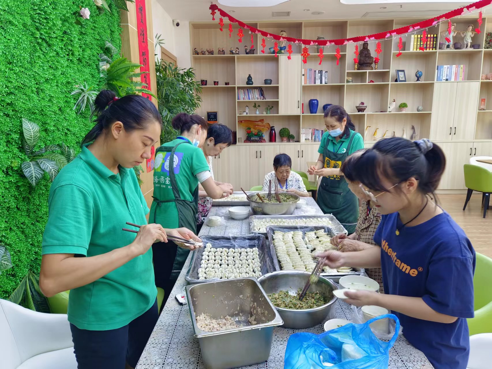 包餃子、慶團(tuán)圓、齊上陣