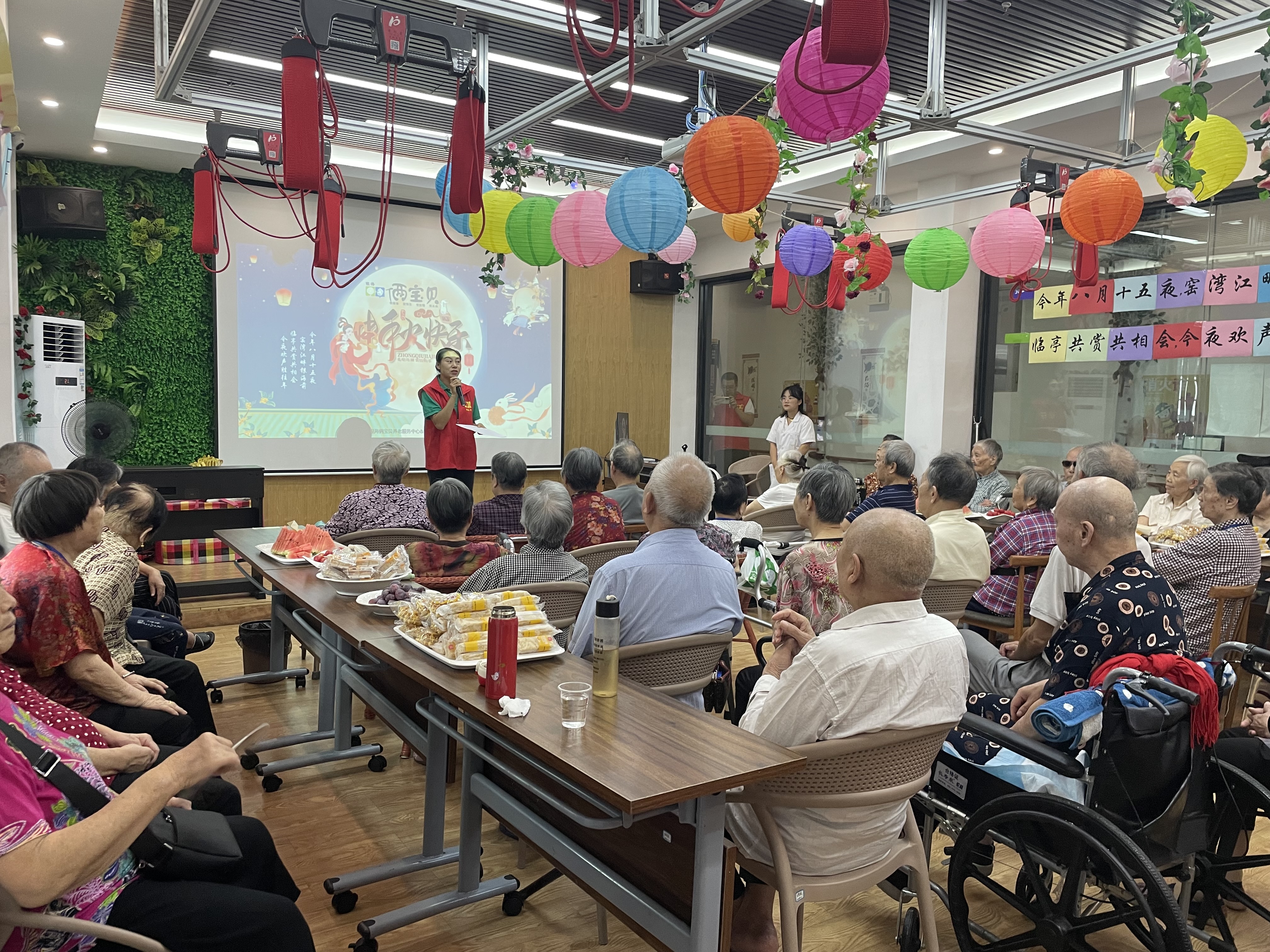 猜燈謎、嘗月餅、品思念